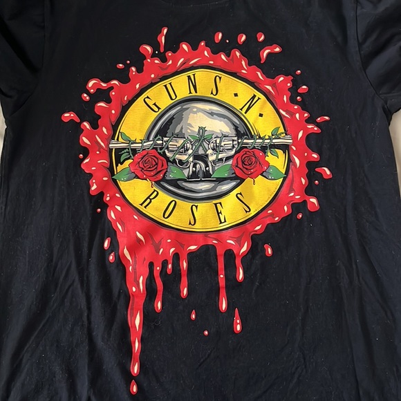 Large Black Guns and Roses Graphic Tee - Picture 3 of 6